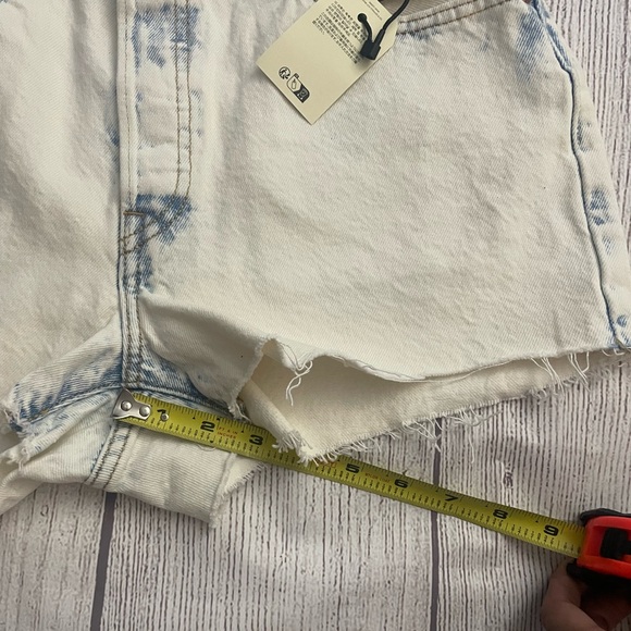 NWT LEVI'S Women’s Premium 501 Light Wash High Rise Denim Cut Off Shorts Size 29 - Picture 9 of 10